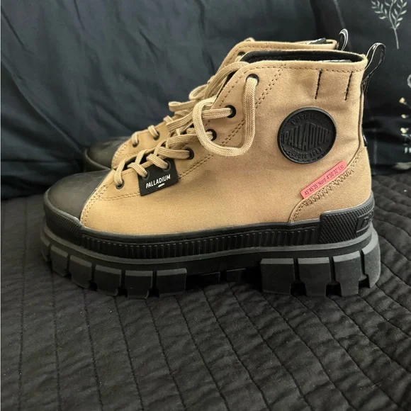 Palladium Revolt Hi TX Platform Sneaker Boot - 9.5 - Picture 1 of 4